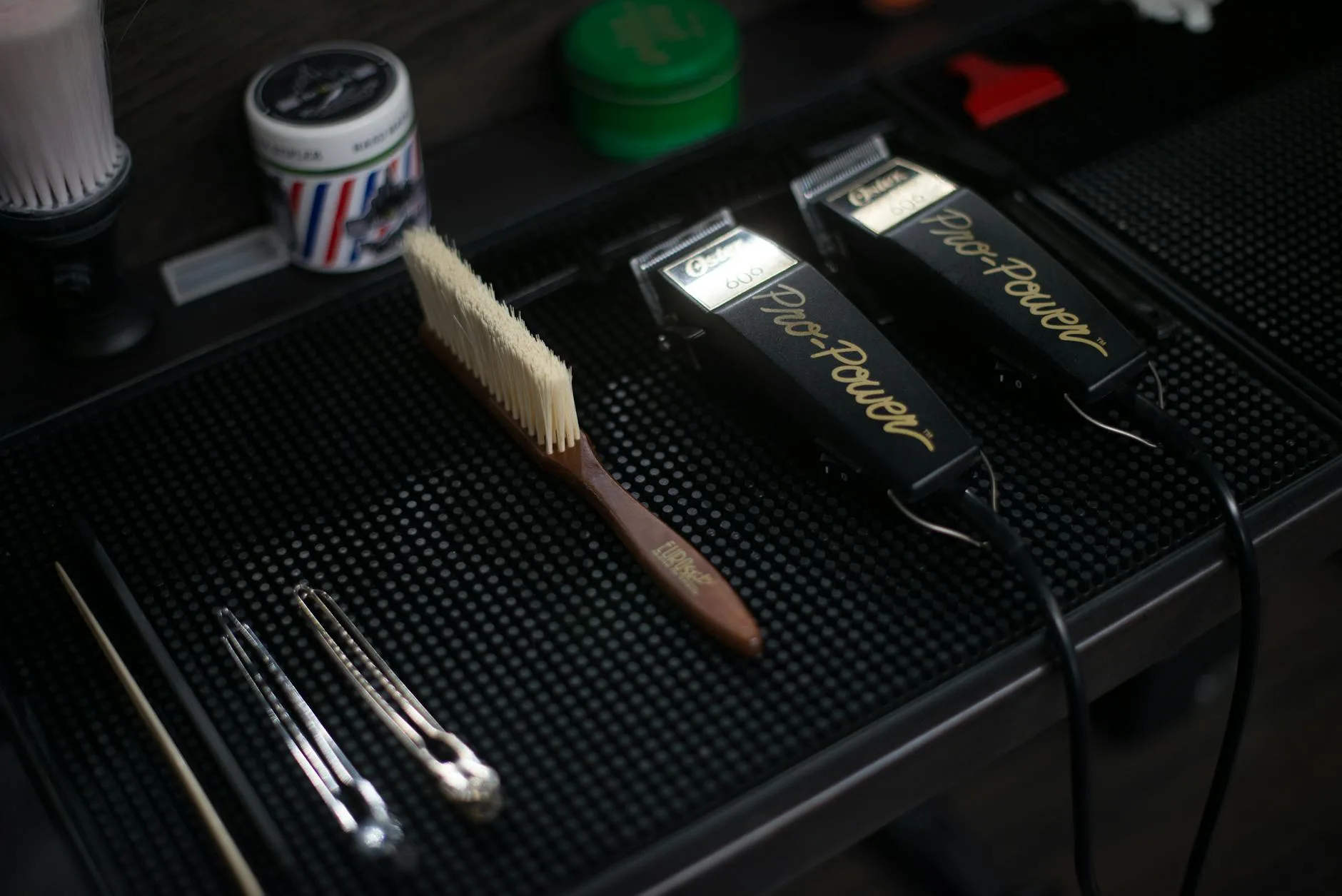 tow black hair clippers